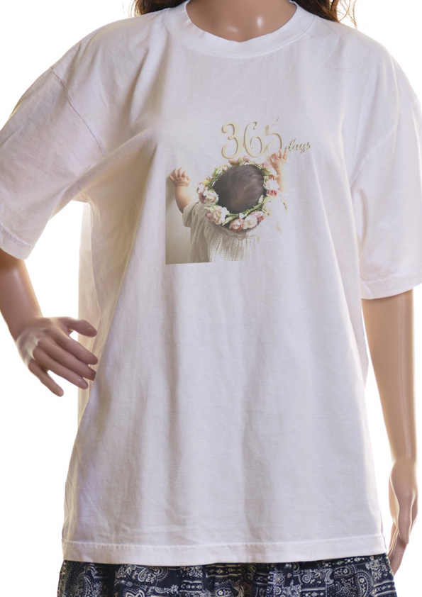 1歳を迎える日に、子どもたちを集めて記念写真を撮り、後日それをTシャツにプリント