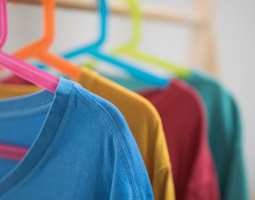 いつまでもかっこよく着たい！型崩れしないTシャツの干し方