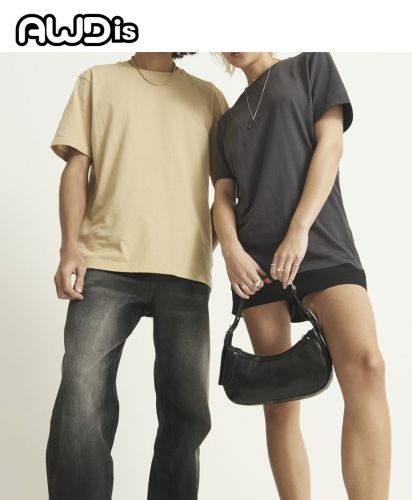 awdis(アウディス)The AWDis 150 Tシャツ/左モデル DS ：Desert Sand	着用　（右モデル 海外お取り寄せカラーEarthy Green着用）