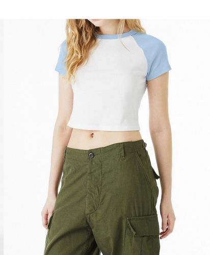 BELLA+CANVAS(ベラ キャンバス)レディース マイクロリブ ラグラン BabyTシャツ／White/Baby Blue／モデル着用