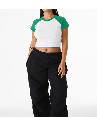 BELLA+CANVAS(ベラ キャンバス) レディース マイクロリブ ラグラン BabyTシャツ／White/Kelly／モデル着用