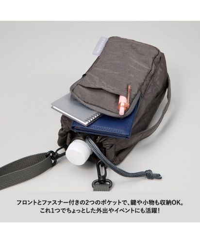 モッテル(MOTTERU)クーラーボトルホルダーサコッシュ/フロントとファスナー付きの2つのポケットで、鍵や小物も収納OK。これ1つでちょっとした外出やイベントにも活躍！