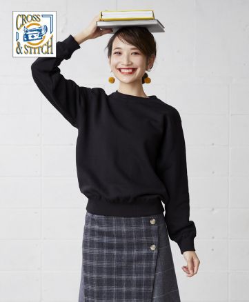 CROSS&STITCH(クロスアンドステッチ)レギュラーウェイトスウェットシャツ/モデル身長163cm・カラー: ブラック・着用サイズ:S