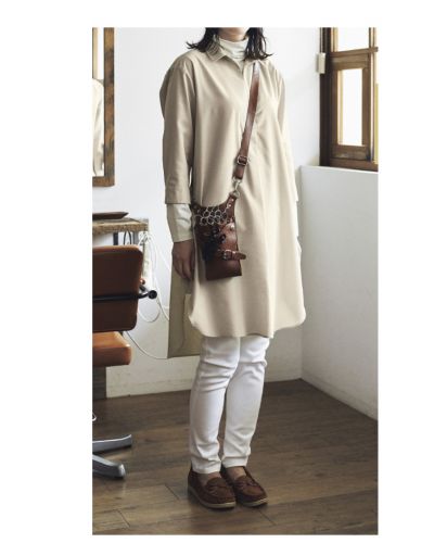 フェイスミックス(FACE MIX)シャツワンピース/白いパンツとブラウンのバッグを合わせた上品なコーディネート例。