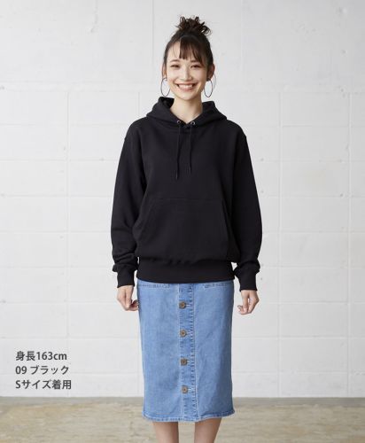 CROSS&STITCH(クロスアンドステッチ)レギュラーウェイトスウェットP/Oパーカ/モデル身長163cm・カラー:ブラック・着用サイズ:S