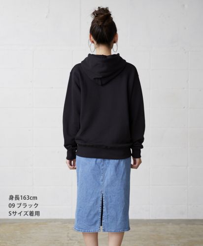 CROSS&STITCH(クロスアンドステッチ)レギュラーウェイトスウェットP/Oパーカ/BACKSTYLE｜身長163cm 09 ブラック Sサイズ着用。