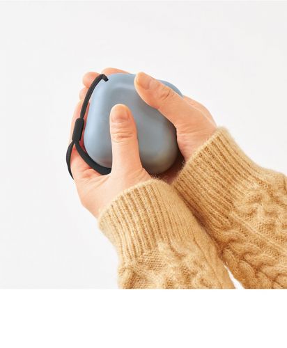 マークレススタイル(MARKLESS STYLE)スクエアUSBエコカイロ/持ちやすいストラップ付きで、寒い季節にもぴったりの温まるアイテムです。