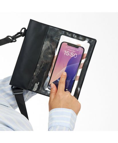 マークレススタイル(MARKLESS STYLE)モバイルウォータープルーフサコッシュ/サコッシュに入れたまま、スマートフォンの操作が可能