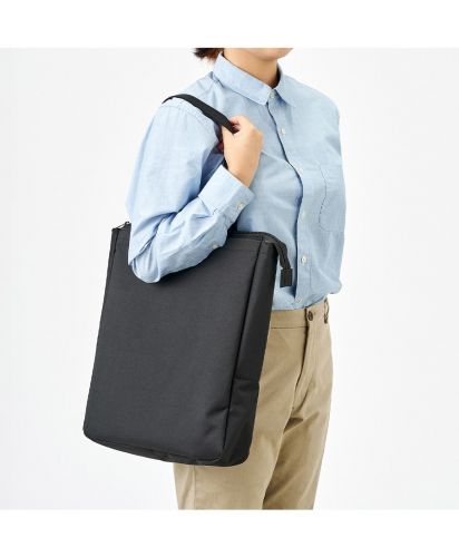 マークレススタイル(MARKLESS STYLE)ノートPCが入れられるファスナートート/ウレタン入りで程よい厚みがあり、通勤や営業時に使いやすいシンプルなビジネス向けデザイン