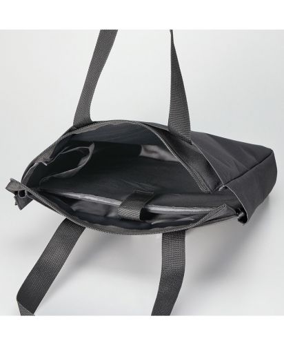 マークレススタイル(MARKLESS STYLE)ノートPCが入れられるファスナートート/背面とポケット部分にウレタン入りで、PCへの衝撃をやわらかく軽減する設計