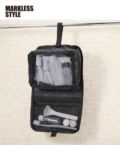 マークレススタイル(MARKLESS STYLE)ベーシックハンギングポーチ/ベルト付きでフックやバーに掛けられる吊り下げポーチ。上段と下段にメッシュ収納を備え、洗面用具ポーチやトラベルポーチとして中身を見やすく整理できる。