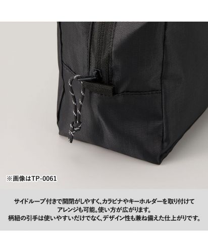 マークレススタイル(MARKLESS STYLE)リップストップスクエアポーチ/サイドループ付きなので、お好きなキーホルダーなどをつけてアレンジも楽しめます。