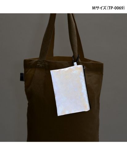 マークレススタイル(MARKLESS STYLE)リフレクターポーチ/カラビナ付きでバッグに取り付けることができます。