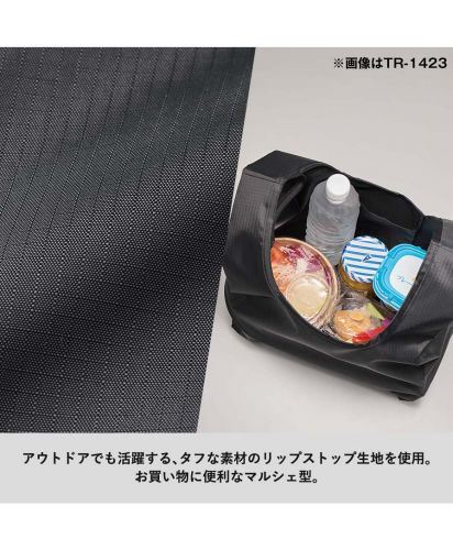 マークレススタイル(MARKLESS STYLE)リップストップマルシェバッグ/リップストップ生地の拡大と、食材を入れたマルシェ型バッグの使用例。破れに強い素材でアウトドアやデイリーの買い物に活躍するタフ仕様。