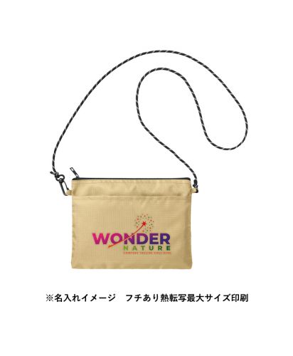 マークレススタイル(MARKLESS STYLE)リップストップポケットサコッシュ/※名入れイメージ　フチあり熱転写写真最大サイズ印刷