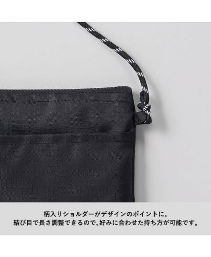 マークレススタイル(MARKLESS STYLE)リップストップポケットサコッシュ/柄入りショルダーがデザインのポイントに。結び目で長さ調整できるので、好みに合わせた持ち方が可能です。