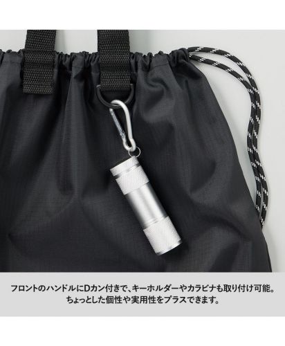 マークレススタイル(MARKLESS STYLE)リップストップリュック/フロントのハンドルにDカン付きで、キーホルダーやカラビナも取り付け可能。ちょっとした個性や実用性をプラスできます。
