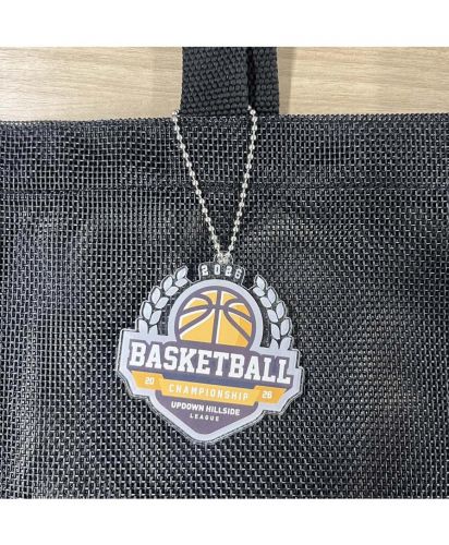 マークレススタイル(MARKLESS STYLE)ハードメッシュトート/アクリルチャームを使ったカスタム提案や、スポーツ関連グッズとの組み合わせに最適な商品アピールが可能な画像です。他にもバリエーションがあれば、続けて対応いたします。