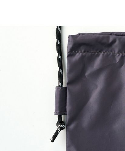 マークレススタイル(MARKLESS STYLE)ファインライトポリ巾着ショルダー/柄入りの丸紐コードを使用したショルダー付き巾着ナイロンポーチの側面ディテール