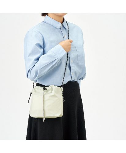 マークレススタイル(MARKLESS STYLE)ファインライトポリ巾着ショルダー/結び目で長さ調整でき、コンパクトながら程よい収納力で日常使いしやすいシンプルデザイン