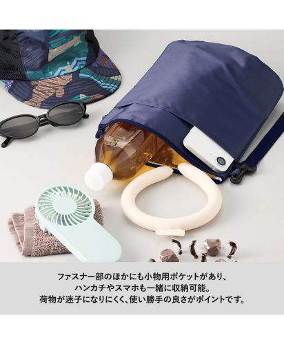 マークレススタイル(MARKLESS STYLE)保冷ボトルホルダーサコッシュ　ワイド/ファスナー部のほかにも小物用ポケットがあり、ハンカチやスマホも一緒に収納可能。