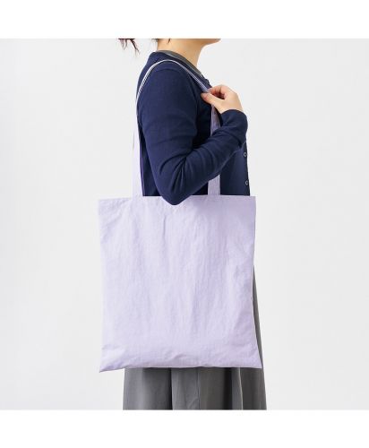 マークレススタイル(MARKLESS STYLE)ワッシャーナイロンシンプルトート/持ち手が長めのデザインで、肩掛けしやすい仕様