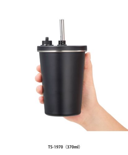 マークレススタイル(MARKLESS STYLE)ストロー付ステンレスサーモタンブラー/（TS-1970／370ml）手持ちイメージでコンパクトさを紹介する370mlステンレスサーモタンブラー。