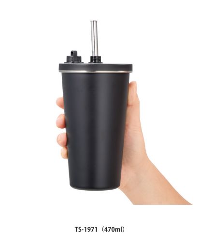 マークレススタイル(MARKLESS STYLE)ストロー付ステンレスサーモタンブラー/（TS-1971／470ml）手に持った状態でサイズ感がわかる470mlステンレスサーモタンブラー。