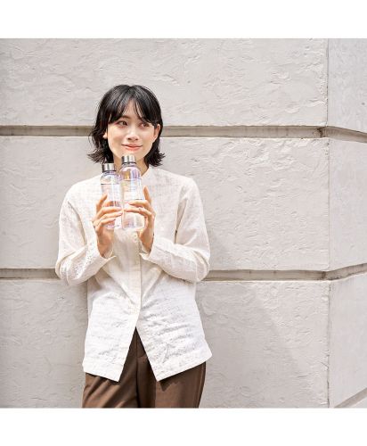 マークレススタイル(MARKLESS STYLE)オーロラクリアボトル/透明感のある本体が光の角度で虹色に輝き、普段使いや外出時の水分補給に便利なスタイリッシュなボトル