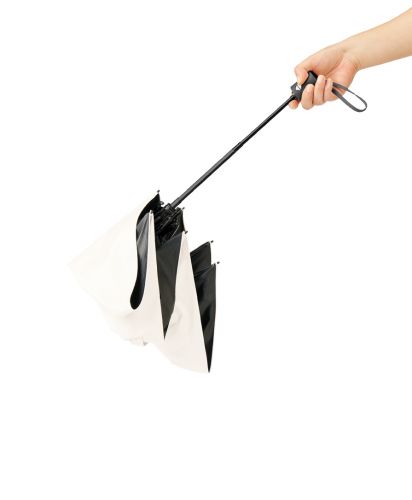 MARKLESS STYLE(マークレススタイル) 自動開閉遮光折りたたみ傘（軽量タイプ）/ブラックの骨部分とマット仕上げの持ち手が高見えするデザイン