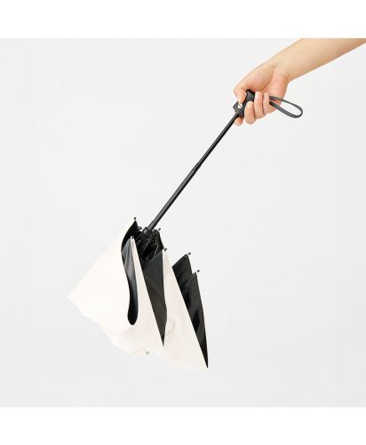 マークレススタイル(MARKLESS STYLE)のびるハンドル5段遮光折りたたみ傘/片手でワンタッチ操作ができ、荷物が多い日や急な雨でも便利に使える設計