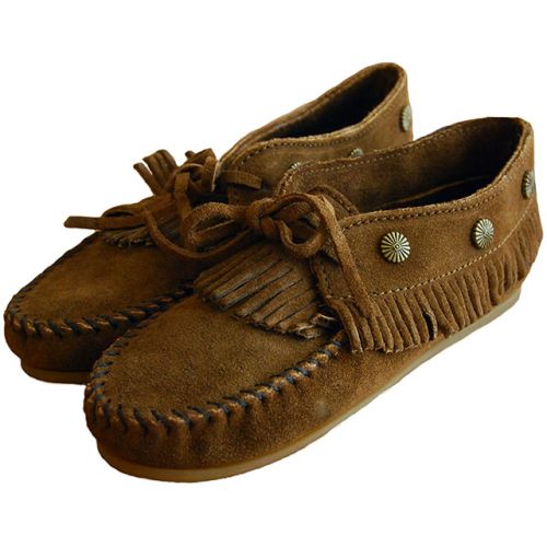 セレブ御用達ブランド【Minnetonka(ミネトンカ)】のフリンジモカシンの通販サイトです