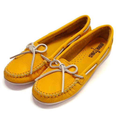 セレブ御用達ブランド【Minnetonka(ミネトンカ)】のカラーモカシンの