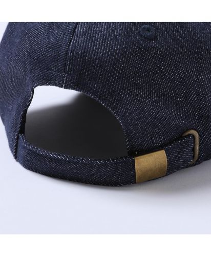スロス(SLOTH)デニムキャップ/金属バックルとアジャスターベルトを備え、頭囲に合わせてサイズ調整できるリサイクルファブリック仕様