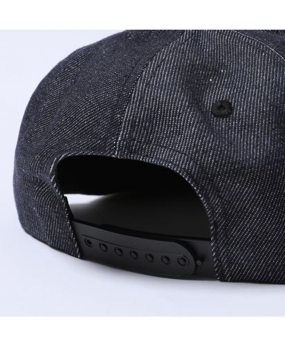 スロス(SLOTH)フラットバイザーデニムキャップ/スナップバック式のサイズ調整アジャスターを備え、頭囲に合わせてフィット感を調節できるSLOTH!のリサイクルファブリックキャップ