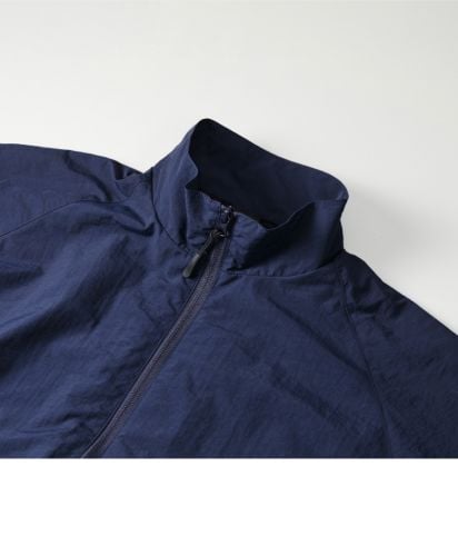 コットンライク ナイロン トレーニング ジャケット（裏地付）/襟はミリタリーのトレーニングウェアを彷彿とさせるスタンドカラー