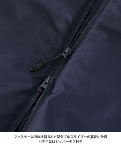 ユナイテッドアスレ(United Athle)インサレーテッド スタンド ジャケット（中綿入）/YKK社製のDALH型ダブルスライダーを裏使いし、ジッパータブで開閉しやすい
